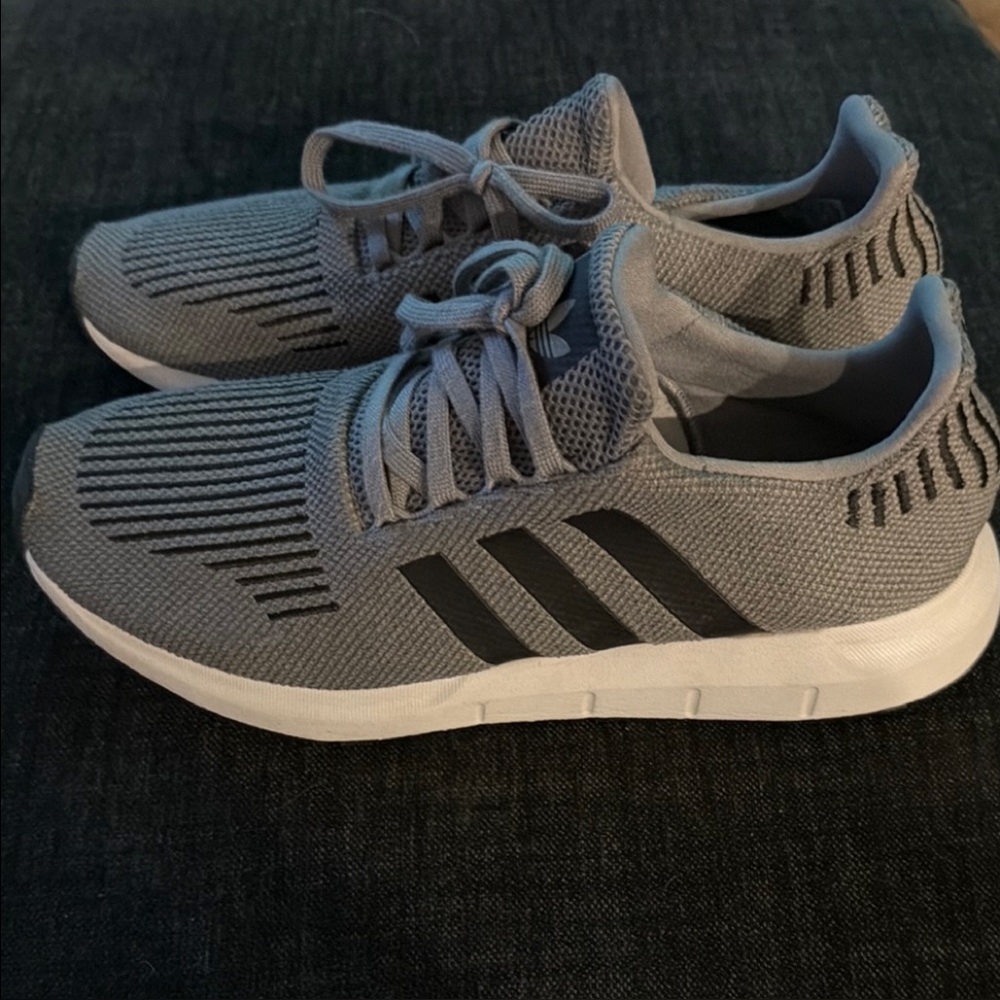 Adidas men’s gray w/black running shoes sz 11